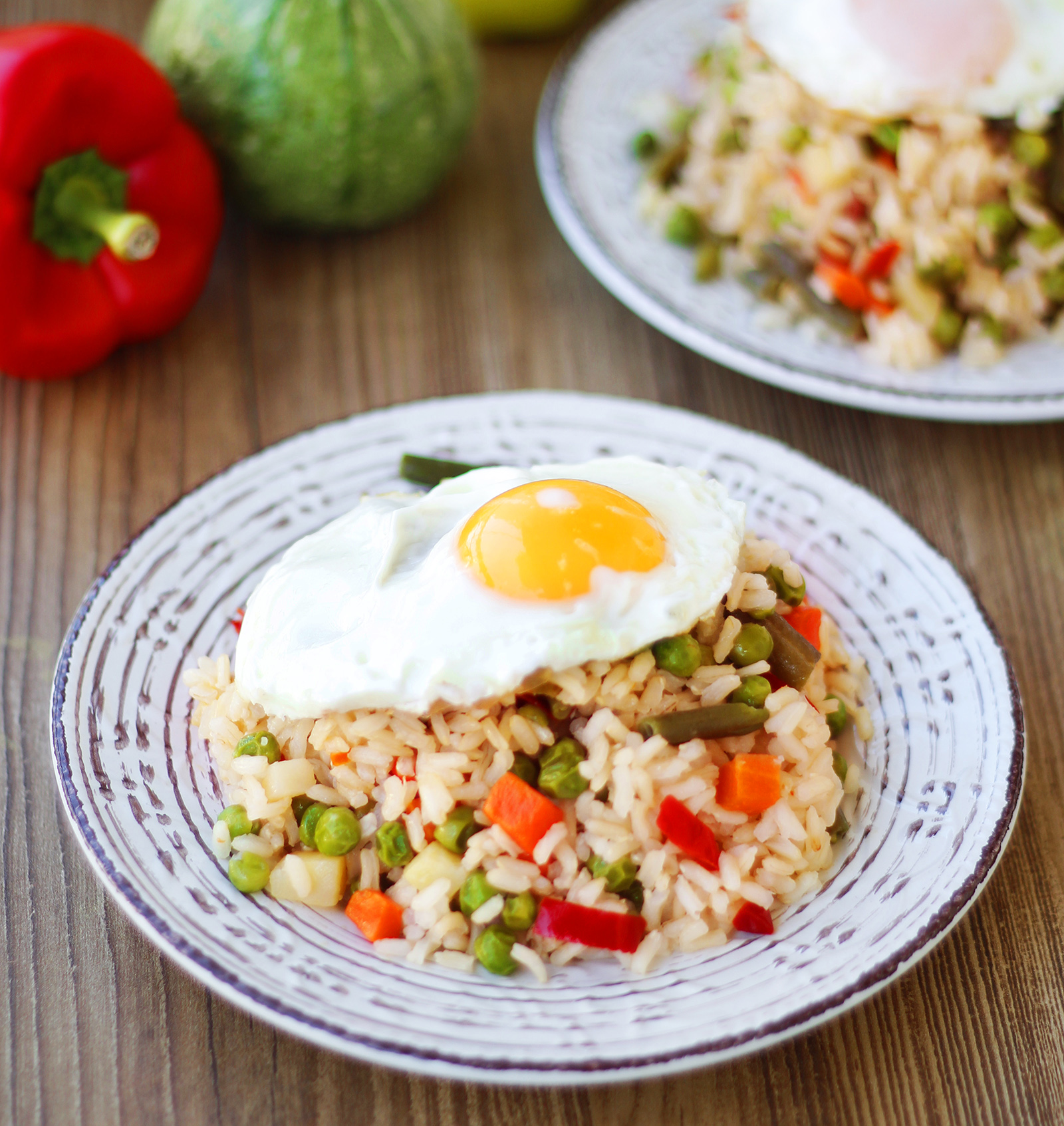 Fried brown rice 10′ with vegetables and fried eggs