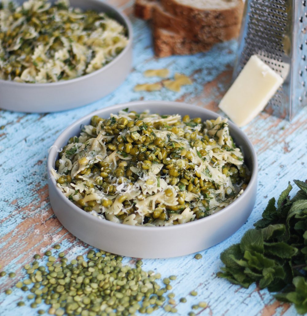 Green split peas with pasta and herbs