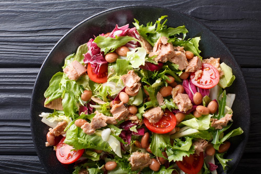 Fresh salad with tuna and cranberry beans