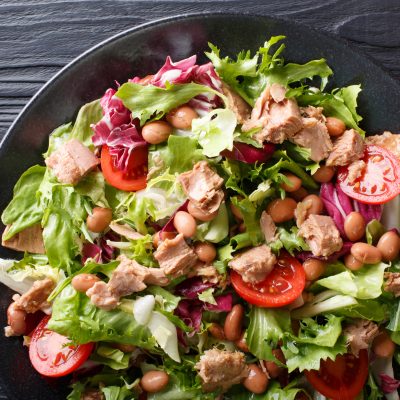 Fresh salad with tuna and cranberry beans