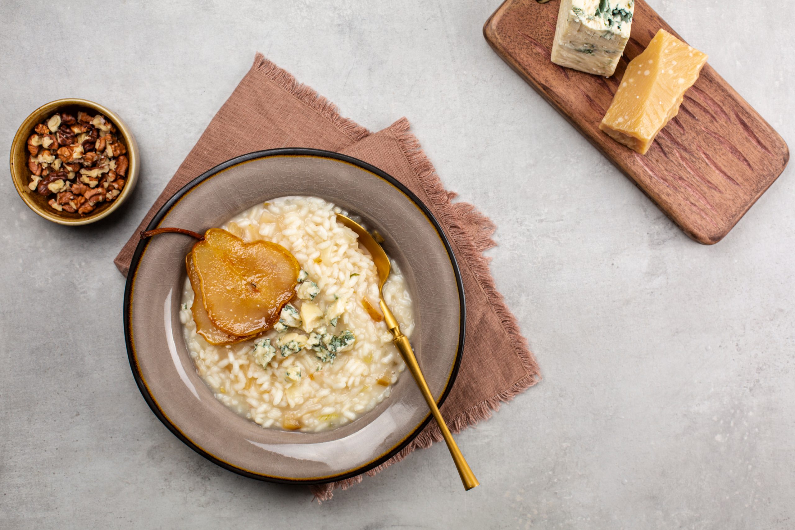 Ριζότο με τυρί γκοργκοντζόλα και ψητό αχλάδι